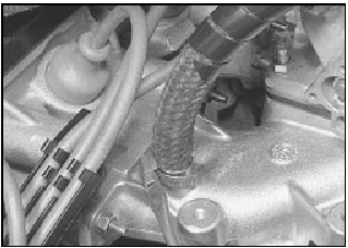 11.4 Disconnecting the brake servo vacuum hose at the inlet manifold - TU
