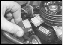 11.23a Disconnecting the wiring plug from the fuel injector . . .