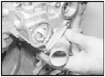 4.4 Removing the thermostat housing cover on XV, XW and XY series engines