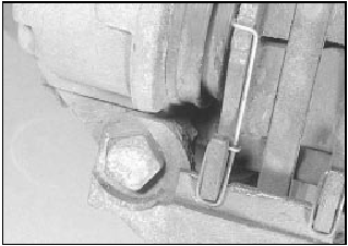 4.10 Fitted position of the anti-rattle springs on the brake pads (DBA Bendix