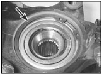 3.3 Front hub bearing retaining circlip (arrowed)